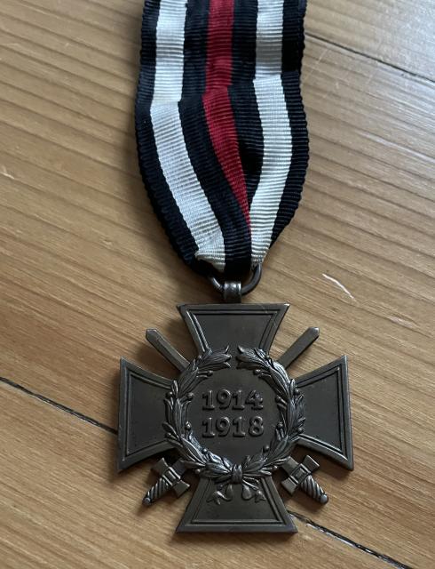 Beim ersten Abzeichen handelt es sich um ein Ehrenkreuz für Kriegsteilnehmer des Ersten Weltkriegs. Es wurde 1934 verliehen als Andenken an den 20. Jahrestags des Kriegsbeginns 1914.